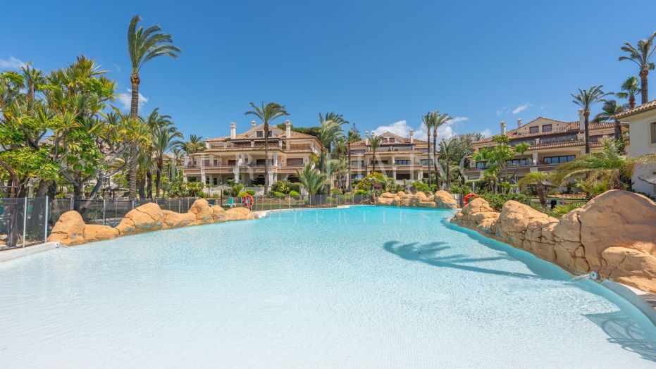 Exclusieve woning aan het strand met 3 slaapkamers in de strandgemeenschap Los Monteros.