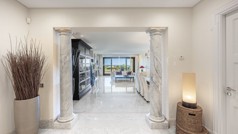 Exclusieve woning aan het strand met 3 slaapkamers in de strandgemeenschap Los Monteros.