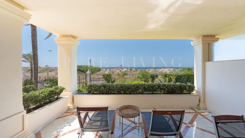 Exclusieve woning aan het strand met 3 slaapkamers in de strandgemeenschap Los Monteros.
