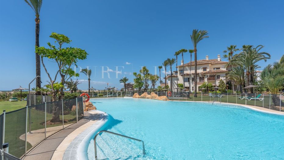 Exclusieve woning aan het strand met 3 slaapkamers in de strandgemeenschap Los Monteros.