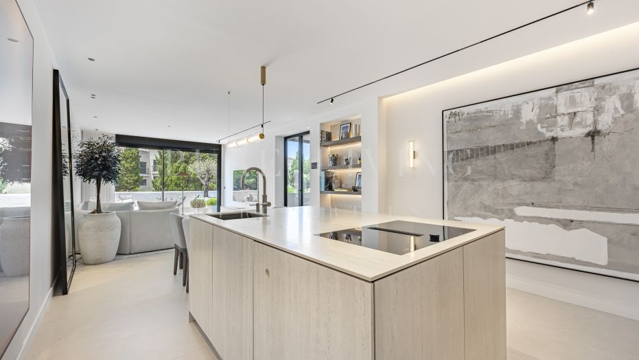 Penthouse duplex contemporain en bord de mer à distance de marche de Puerto Banús