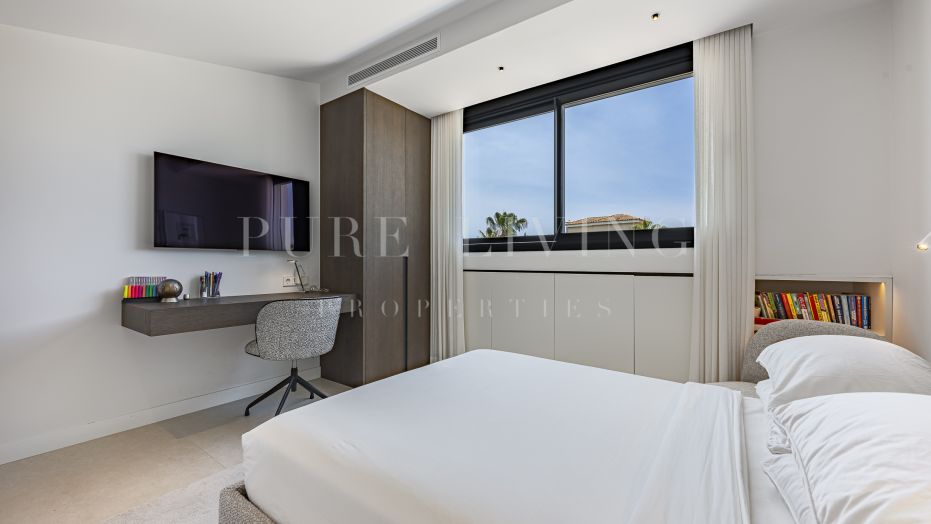 Penthouse duplex contemporain en bord de mer à distance de marche de Puerto Banús