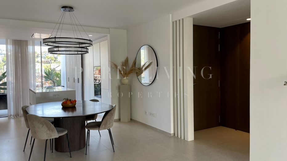 Luxury ground floor apartment with stunning sea views located in Los Arqueros, Benahavis