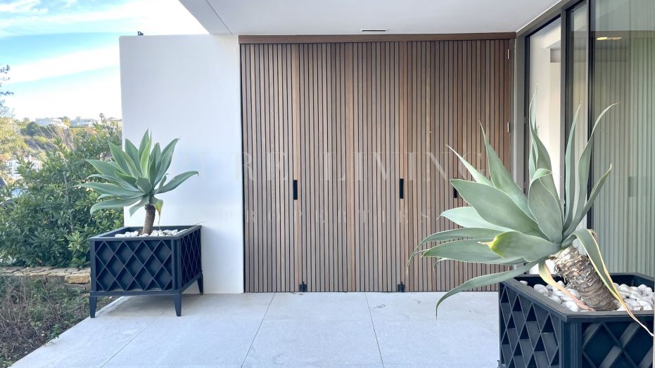 Luxury ground floor apartment with stunning sea views located in Los Arqueros, Benahavis