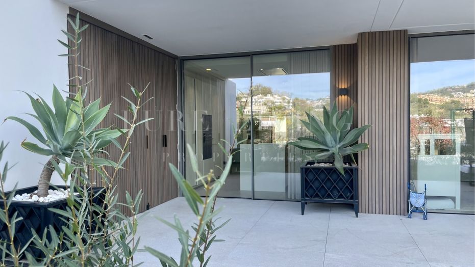 Luxury ground floor apartment with stunning sea views located in Los Arqueros, Benahavis