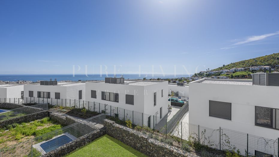 Casa Pareada Nueva de 3 Dormitorios con Hermosas Vistas al Mar y a la Montaña en Riviera del Sol