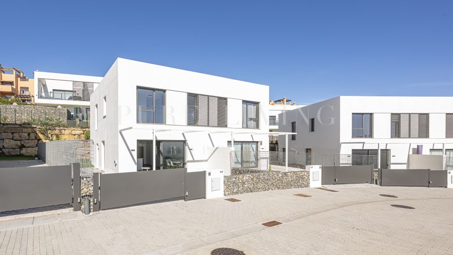 Casa Pareada Nueva de 4 Dormitorios con Vistas al Mar y a la Montaña en Riviera del Sol