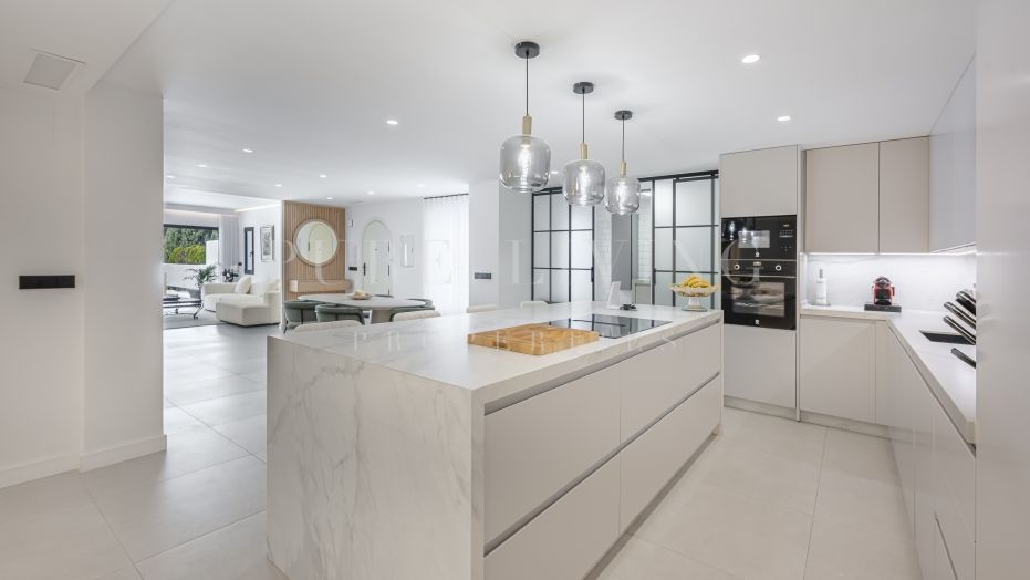 Elegant renovated 3-bedroom apartment with tropical garden views located in prime, Marbella Golden Mile