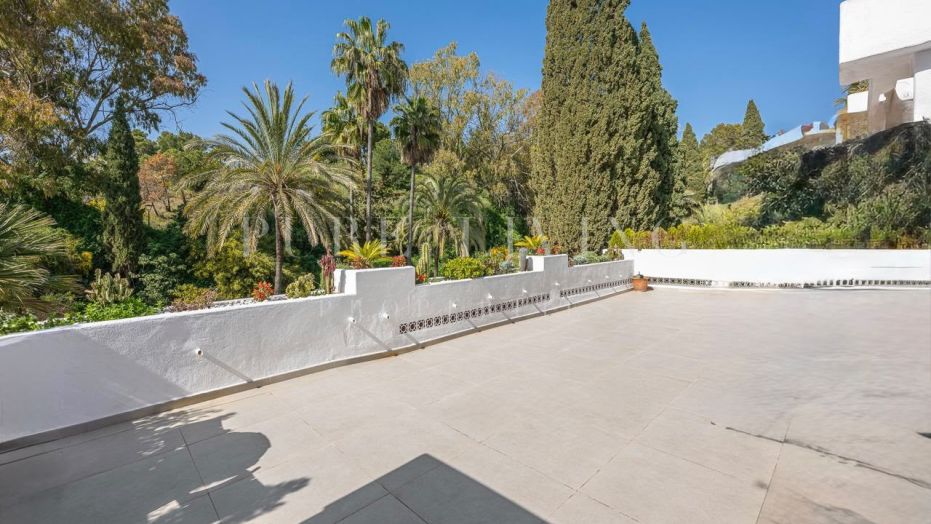 Elegant renovated 3-bedroom apartment with tropical garden views located in prime, Marbella Golden Mile