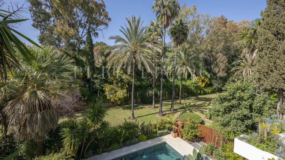 Elegant renovated 3-bedroom apartment with tropical garden views located in prime, Marbella Golden Mile