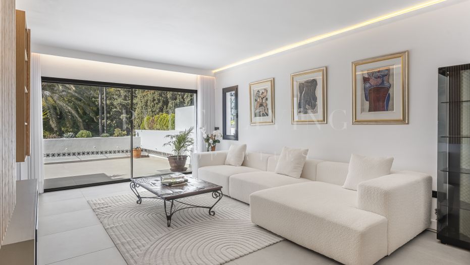 Elegant renovated 3-bedroom apartment with tropical garden views located in prime, Marbella Golden Mile