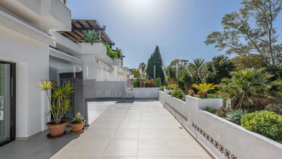 Elegant renovated 3-bedroom apartment with tropical garden views located in prime, Marbella Golden Mile