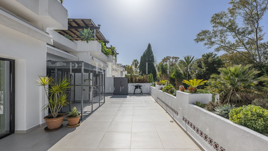 Elegant renovated 3-bedroom apartment with tropical garden views located in prime, Marbella Golden Mile
