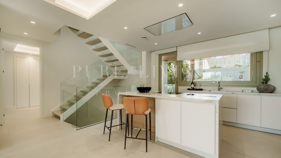 Villa-Style Triplex with Private Garden and Sea Views on Marbella’s Golden Mile