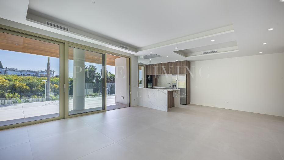 Elegant Luxury Apartment on Marbella’s Golden Mile with Expansive Terrace and Open Views