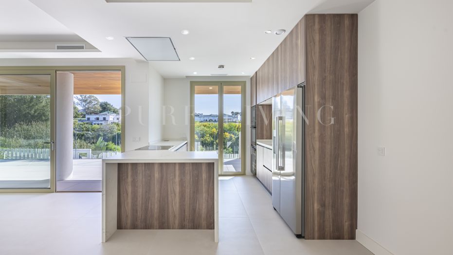 Elegant Luxury Apartment on Marbella’s Golden Mile with Expansive Terrace and Open Views