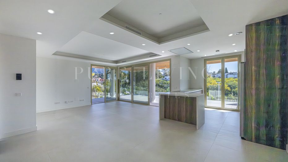 Elegant Luxury Apartment on Marbella’s Golden Mile with Expansive Terrace and Open Views