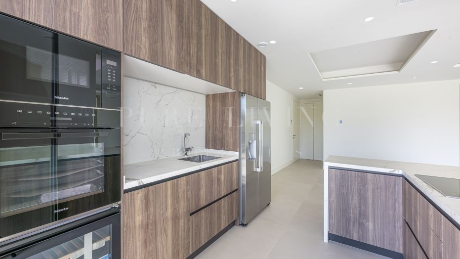 Elegant Luxury Apartment on Marbella’s Golden Mile with Expansive Terrace and Open Views