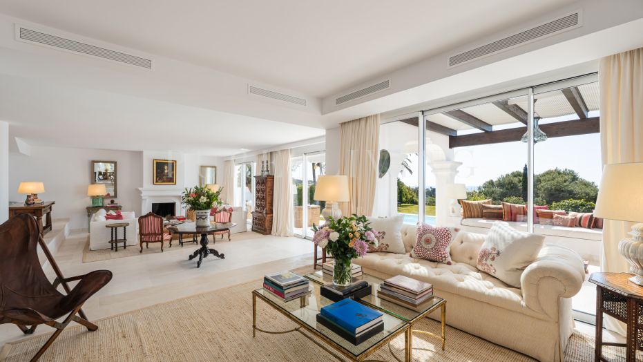 Elegante villa andaluza-mediterránea en Marbella Hill Club con vistas panorámicas
