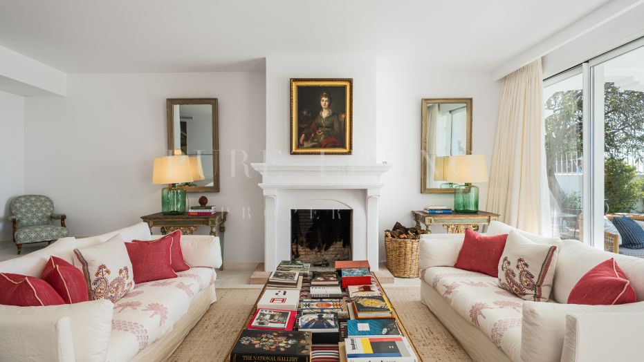 Élégante villa andalouse-méditerranéenne au Marbella Hill Club avec vues panoramiques