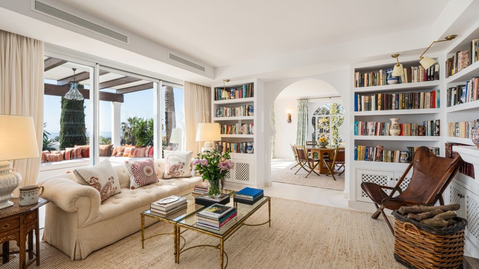 Élégante villa andalouse-méditerranéenne au Marbella Hill Club avec vues panoramiques