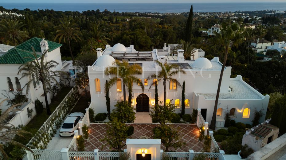 Élégante villa andalouse-méditerranéenne au Marbella Hill Club avec vues panoramiques