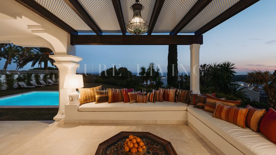 Élégante villa andalouse-méditerranéenne au Marbella Hill Club avec vues panoramiques