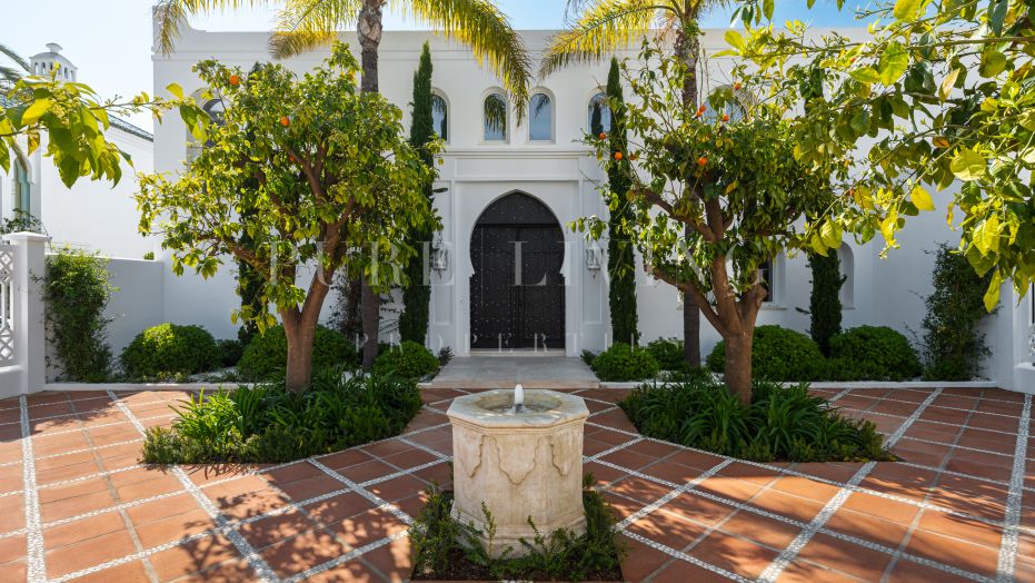 Elegante villa andaluza-mediterránea en Marbella Hill Club con vistas panorámicas