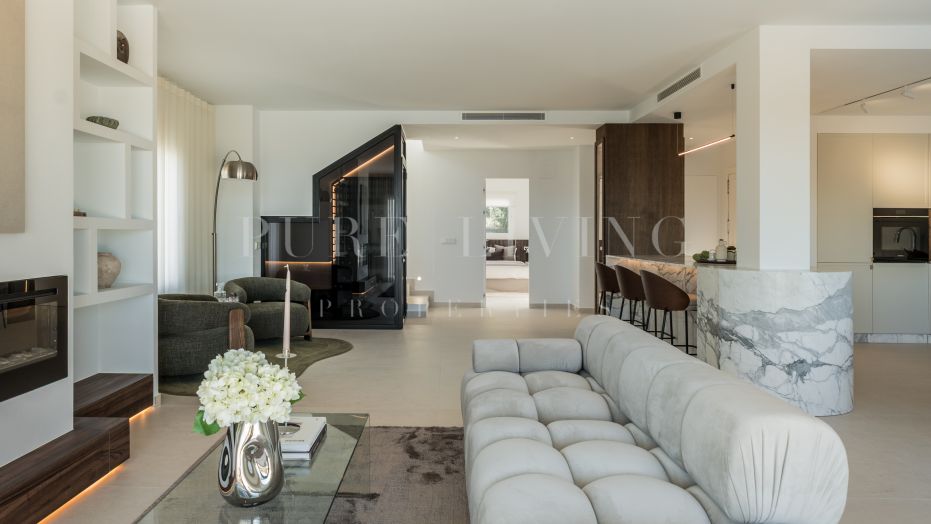 Gorgeous 3-bedroom duplex penthouse with panoramic sea views, located in sought after La Quinta Village