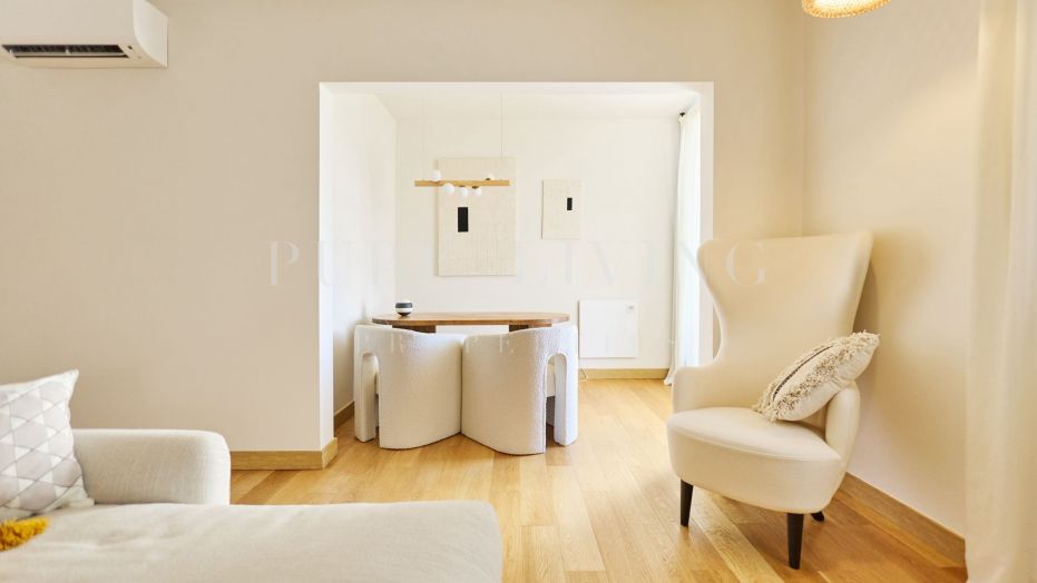 Exceptional two-bedroom apartment with a private terrace, ideally situated in the exclusive beachfront community of Playas del Duque, Puerto Banús