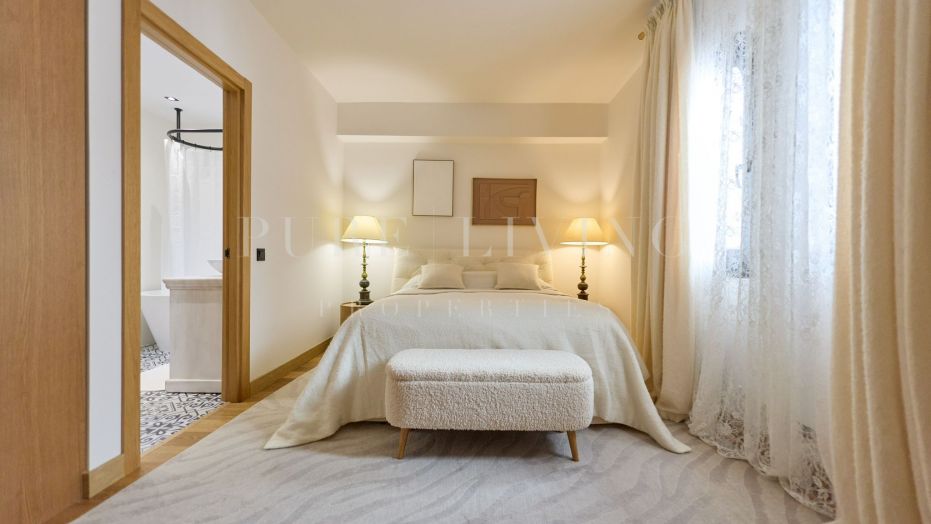 Exceptional two-bedroom apartment with a private terrace, ideally situated in the exclusive beachfront community of Playas del Duque, Puerto Banús