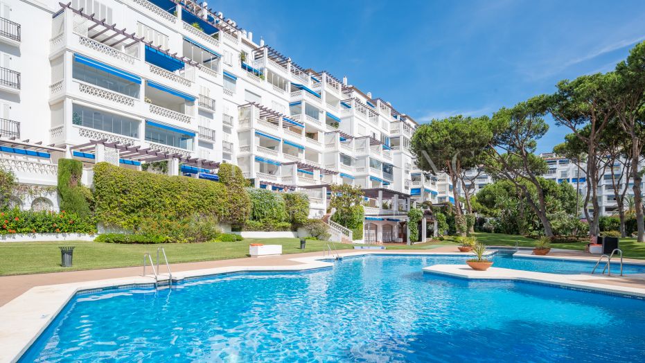 Exceptional two-bedroom apartment with a private terrace, ideally situated in the exclusive beachfront community of Playas del Duque, Puerto Banús