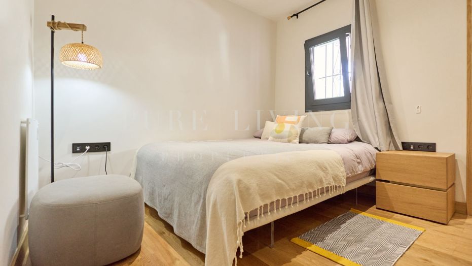 Exceptional two-bedroom apartment with a private terrace, ideally situated in the exclusive beachfront community of Playas del Duque, Puerto Banús