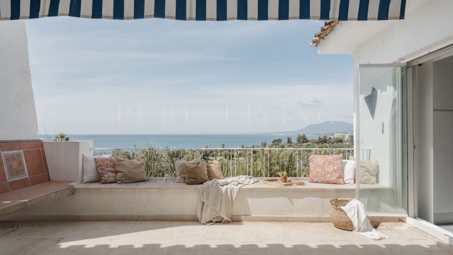 Descubra un ático verdaderamente excepcional en la codiciada zona de Río Real: una oportunidad única rebosante de potencial.