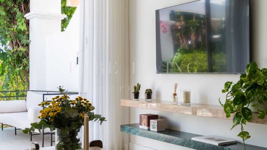 Impresionante apartamento en planta baja de 3 dormitorios con vistas al jardín, ubicado en La Quinta Benahavís.