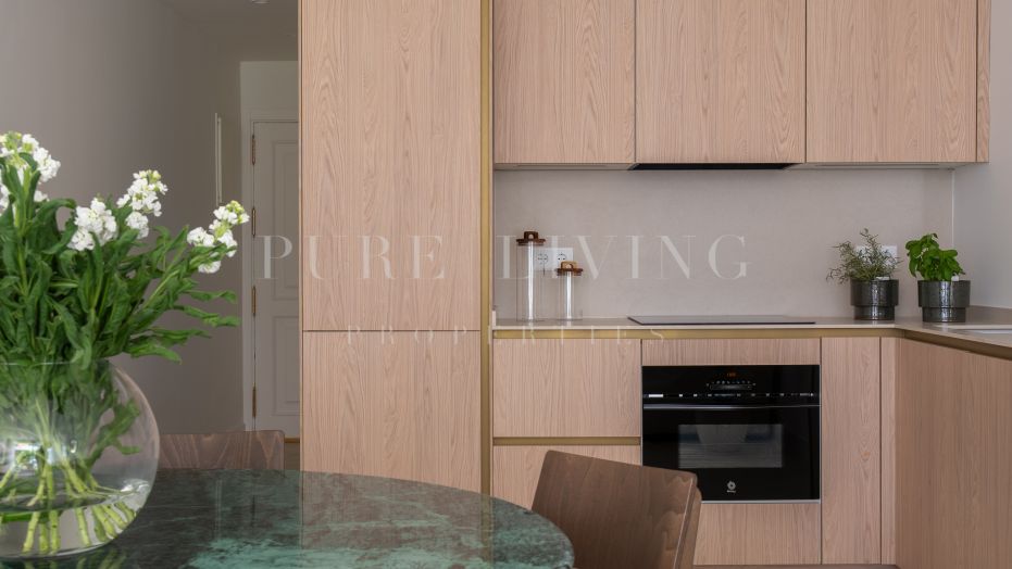 Impresionante apartamento en planta baja de 3 dormitorios con vistas al jardín, ubicado en La Quinta Benahavís.