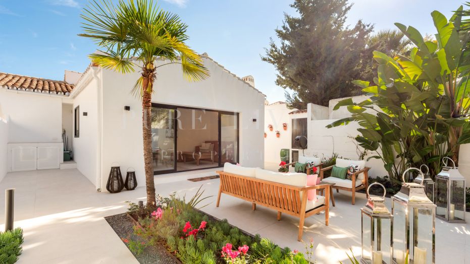 Impresionante villa recientemente renovada con excelentes vistas al mar situada en Sierra Blanca, Marbella.