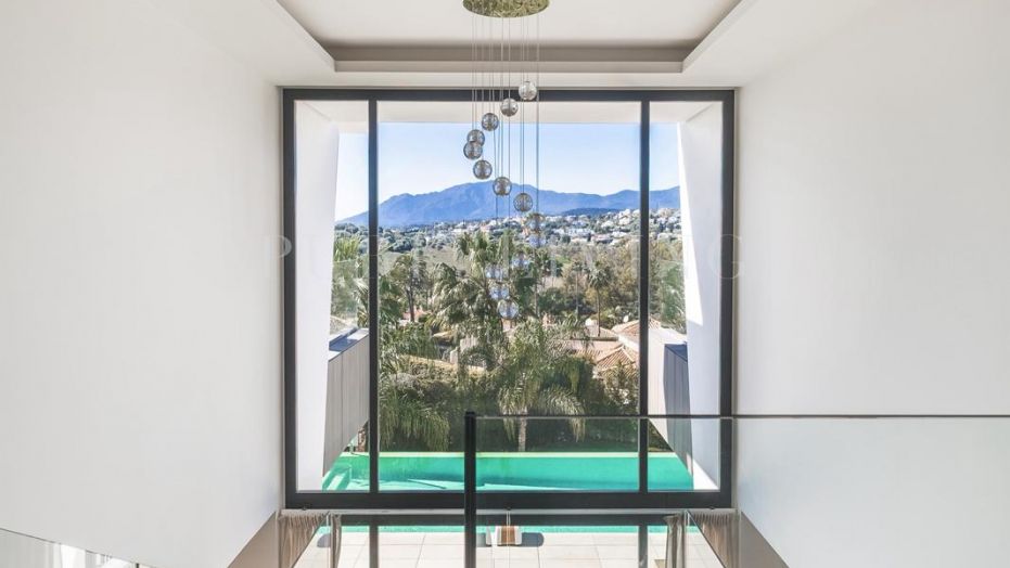 Villa de lujo contemporánea a estrenar con vistas panorámicas y acabados excepcionales, ubicada en la exclusiva zona de El Paraíso, Estepona Este.