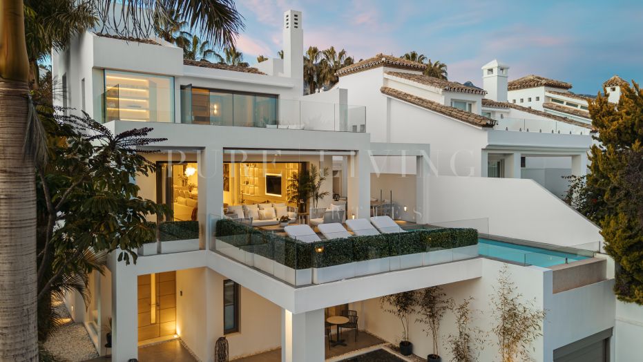 Villa contemporánea adosada con vistas panorámicas al mar en Puente Romano, Milla de Oro, Marbella