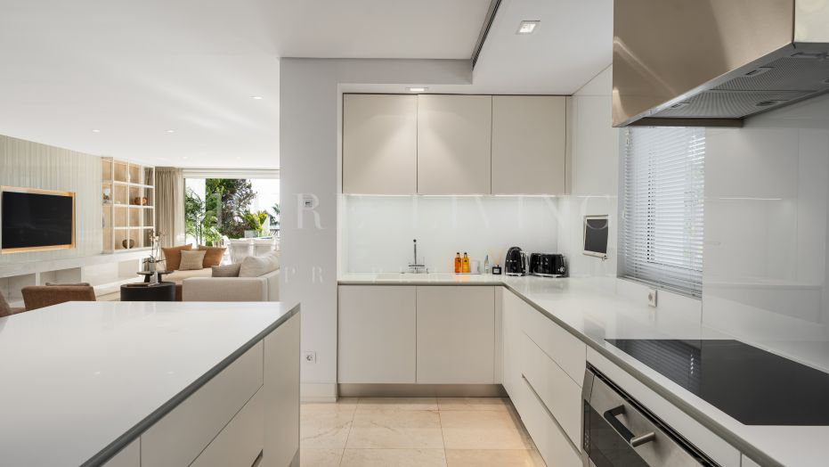 Villa contemporánea adosada con vistas panorámicas al mar en Puente Romano, Milla de Oro, Marbella