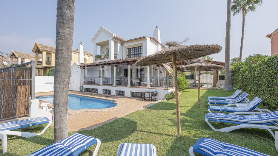 Charmante villa met zes slaapkamers dicht bij het strand op een bevoorrechte locatie in Linda Vista Baja