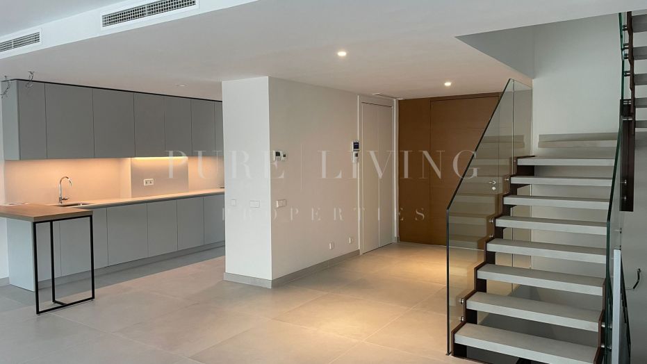 Contemporáneo adosado de tres dormitorios situado en una ubicación privilegiada en Alta Vista, San Pedro de Alcántara