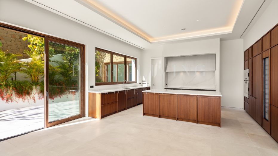 Sublime villa contemporaine avec des vues magnifiques sur le terrain de golf et la côte méditerranéenne à Finca Cortesin, Casares.