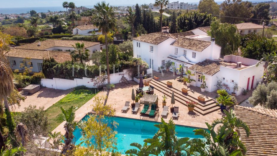 Charmante villa andalouse de style cortijo de 8 chambres avec vue sur la mer, située dans le prestigieux Los Flamingos Golf, Benahavís.