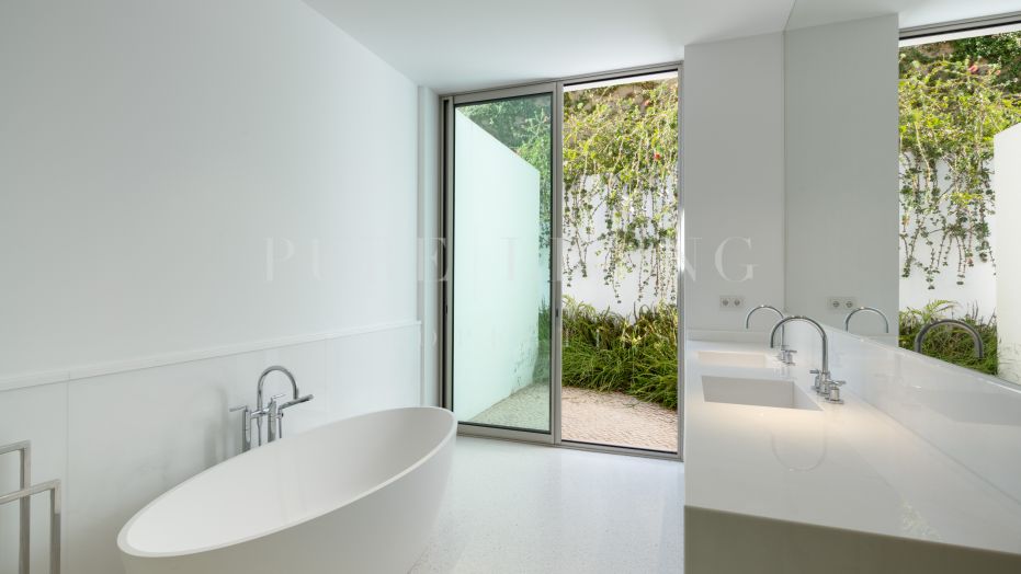 Sublime villa contemporaine avec des vues magnifiques sur le terrain de golf et la côte méditerranéenne à Finca Cortesin, Casares.