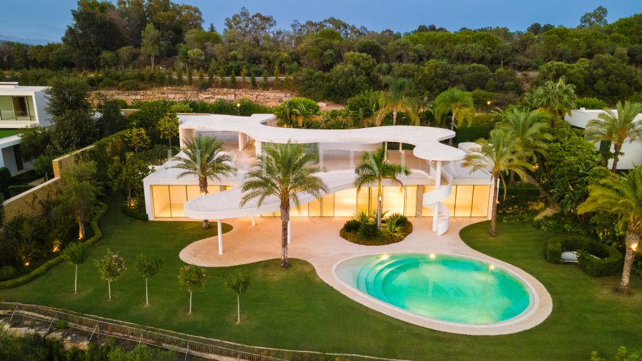 Sublime villa contemporánea de cuatro dormitorios con magníficas vistas en Finca Cortesín, Casares.