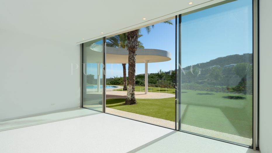 Sublime villa contemporaine avec des vues magnifiques sur le terrain de golf et la côte méditerranéenne à Finca Cortesin, Casares.