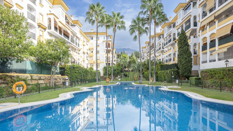 A three bedroom ground floor corner apartment in Costa Nagüeles 1 for sale