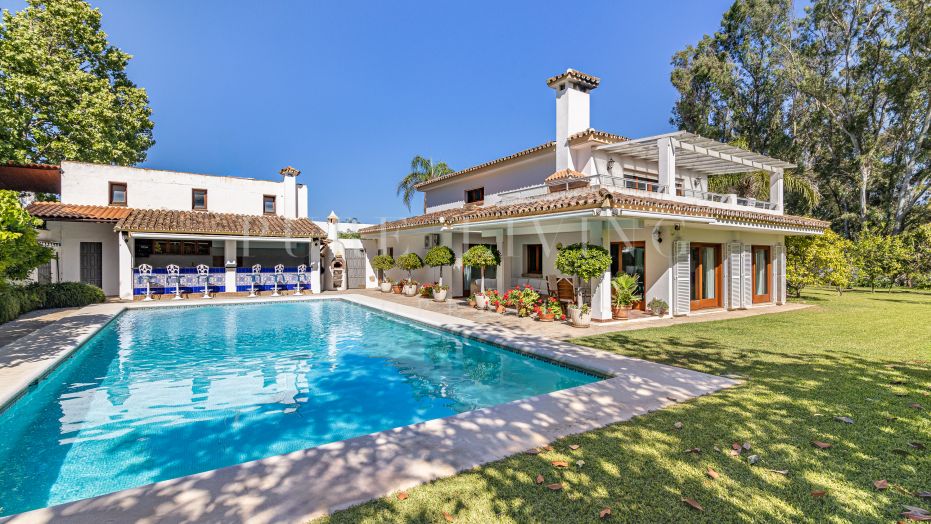 Excellent 5 bedroom beachside villa located in the prime area of Costalita, Estepona