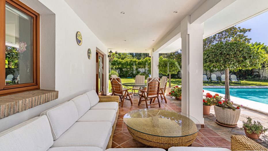 Excellente villa de 5 chambres en bord de mer située dans le quartier de Costalita, Estepona.